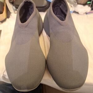 Yeezy Adidas Men’s Knit Runner Sneakers , Size US 9. Very Nice Condition